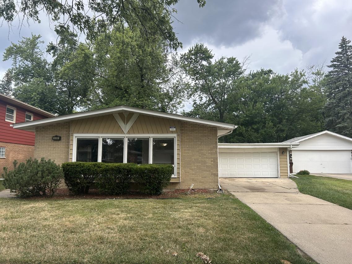 330 W Holly Ct., Glenwood, IL 60425