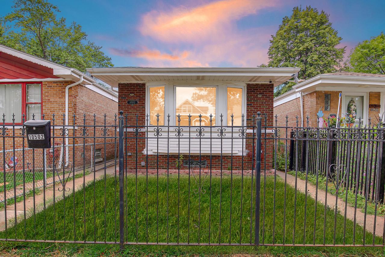 10502 S Hoxie Ave., Chicago, IL 60617
