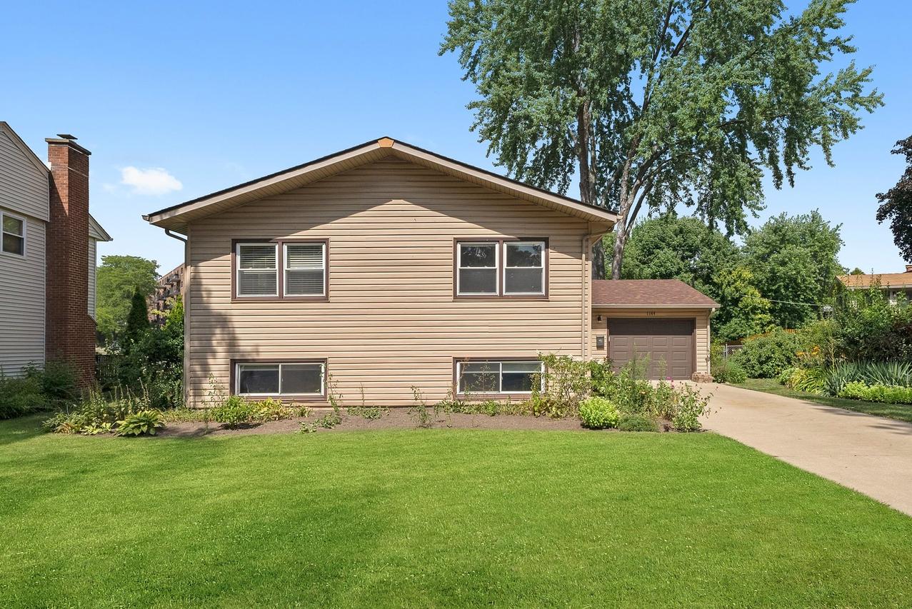 1144 Valley Stream Dr., Wheeling, IL 60090