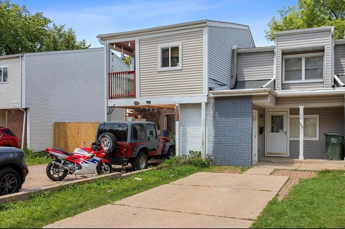 2049 Berkshire Cir. #D, Carpentersville, IL 60110