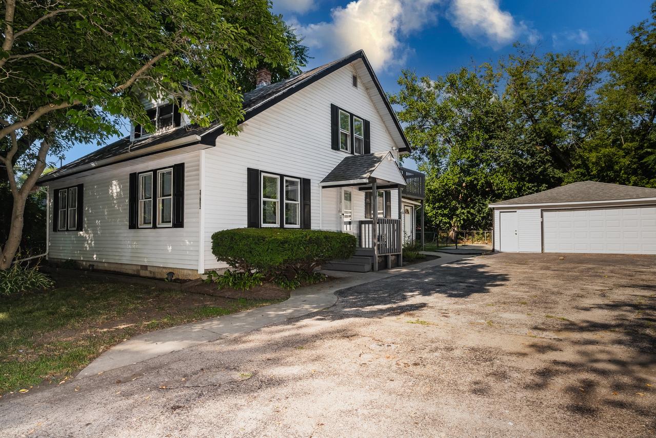 37902 N West St., Spring Grove, IL 60081