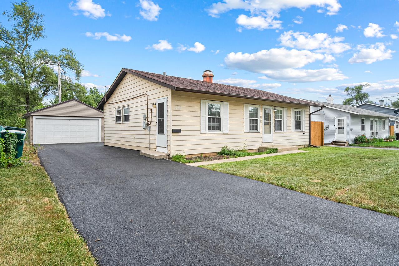 109 S Chestnut Dr., Streamwood, IL 60107