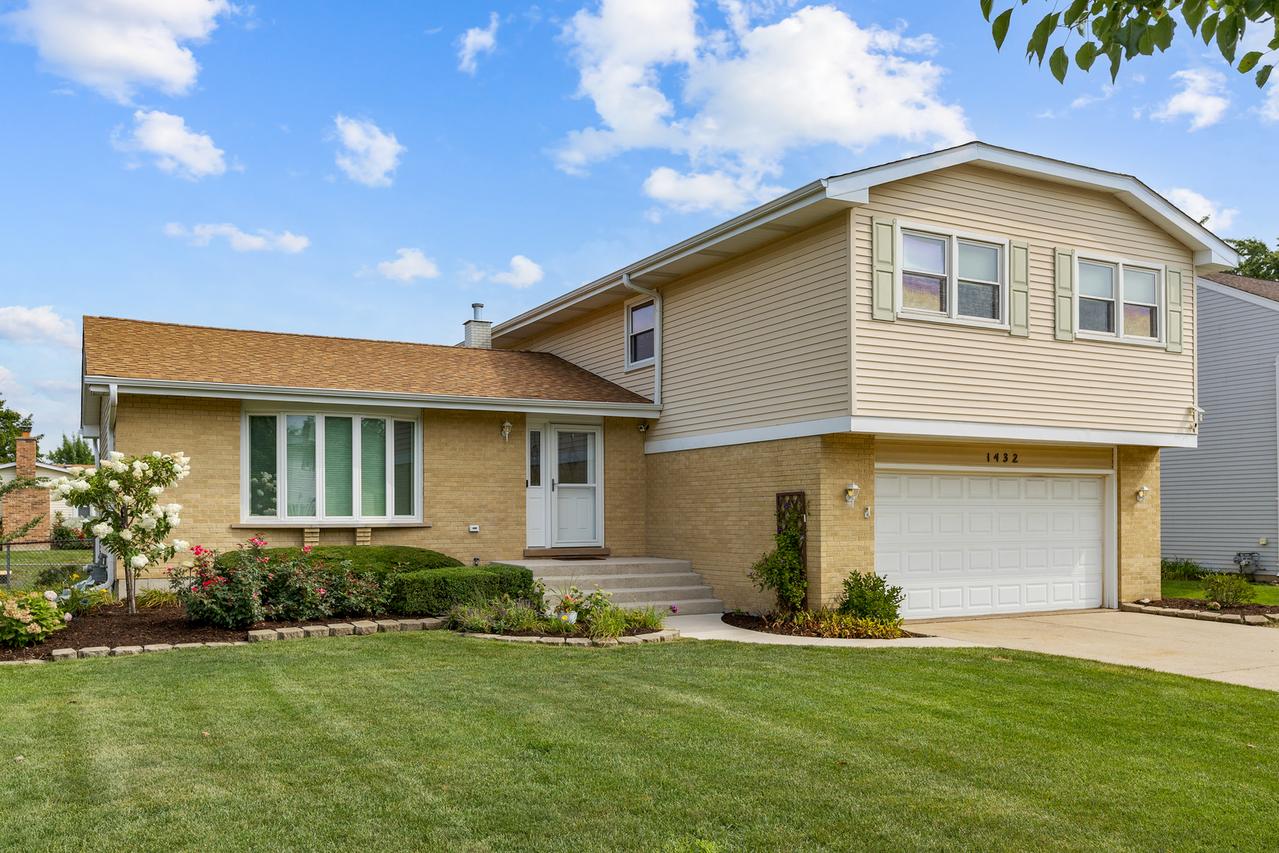 1432 Haar Ln., Elk Grove Village, IL 60007