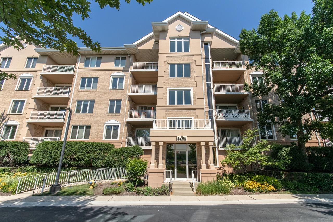 1705 Pavillion Way #303, Park Ridge, IL 60068