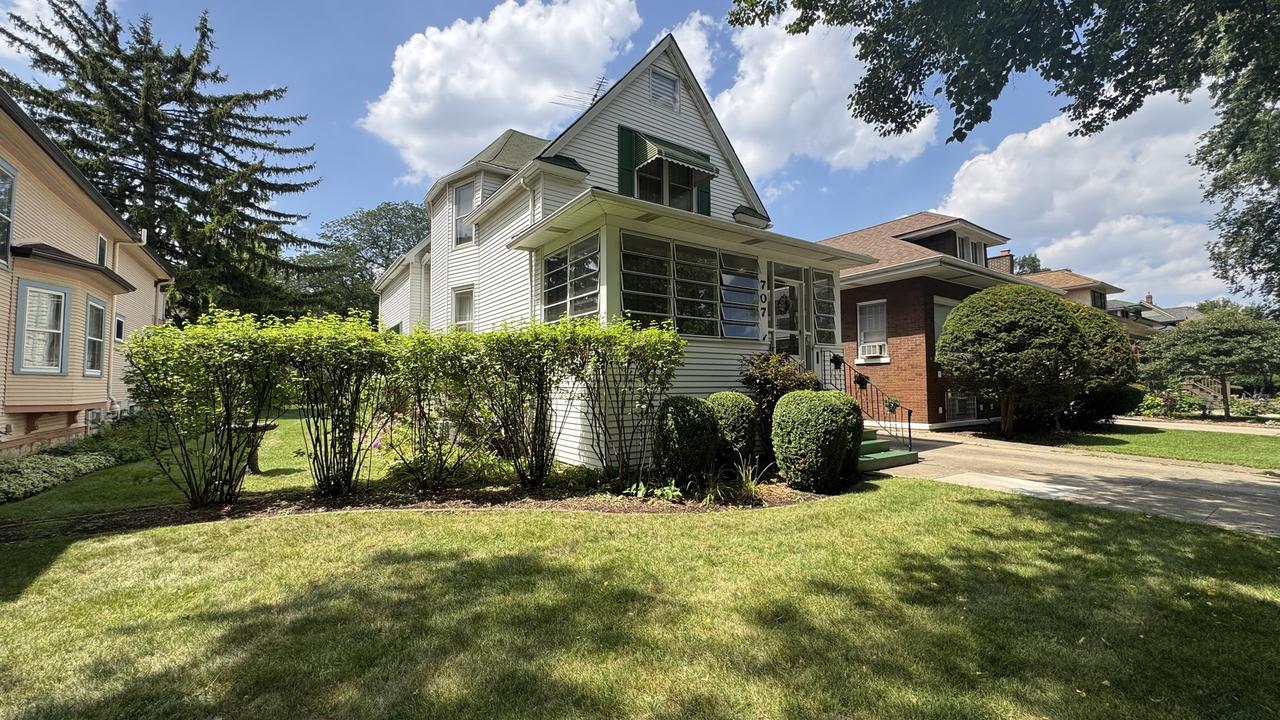 707 Woodbine Ave., Oak Park, IL 60302