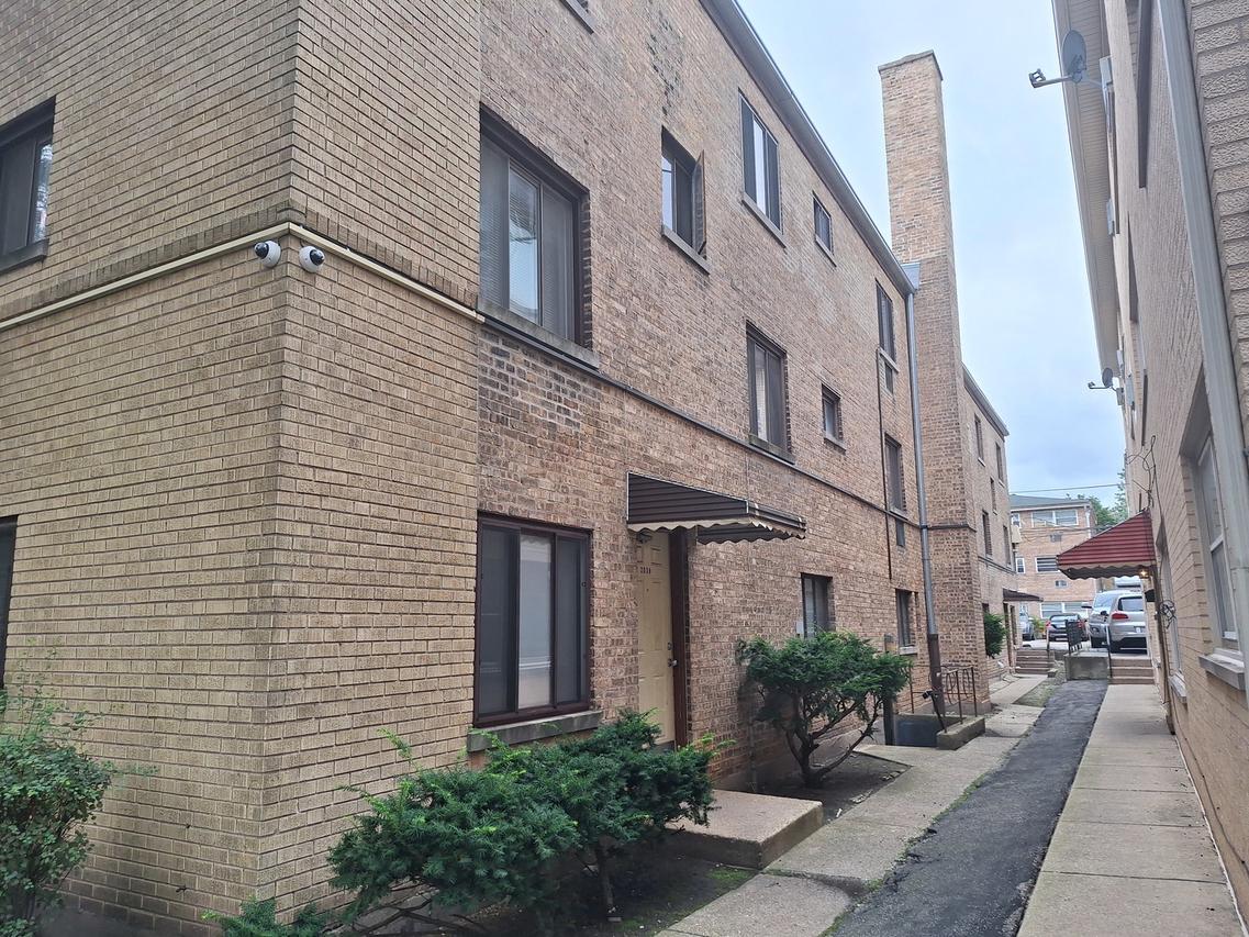 2038 W Jarvis Ave. #2F, Chicago, IL 60645