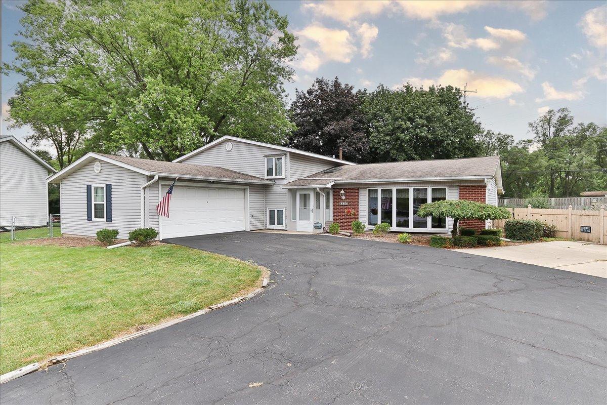 1105 Stratford Ln., Hanover Park, IL 60133