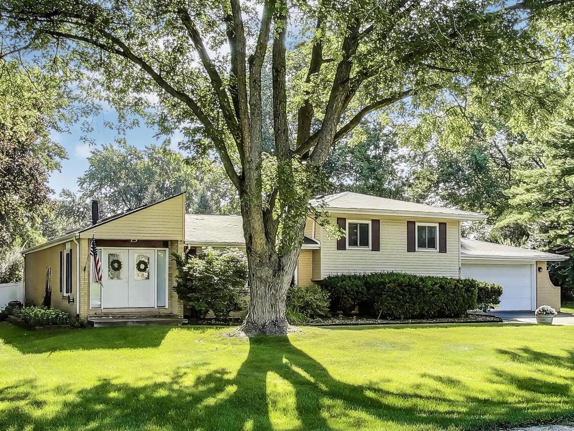 6717 Bentley Ave., Darien, IL 60561