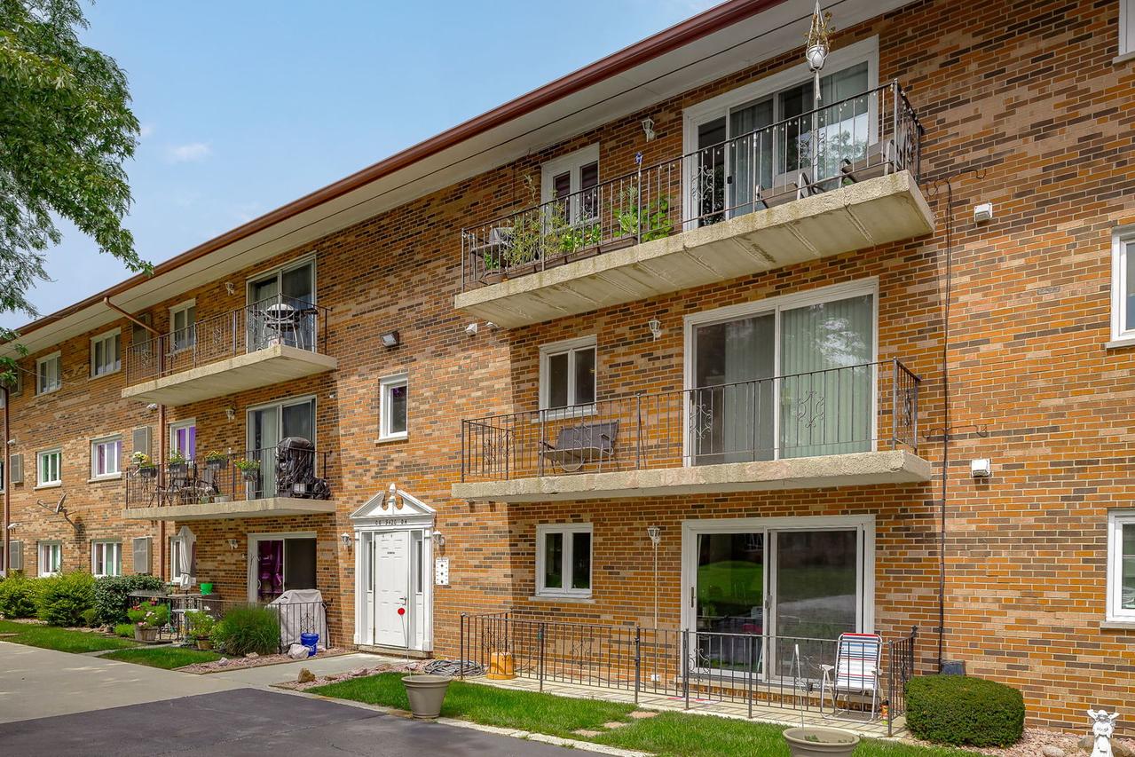9420 Greenbriar Dr. #3H, Hickory Hills, IL 60457