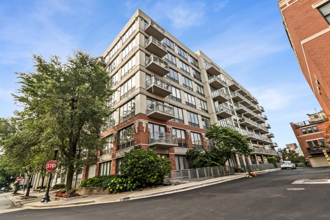 1000 N Kingsbury St. #304, Chicago, IL 60610