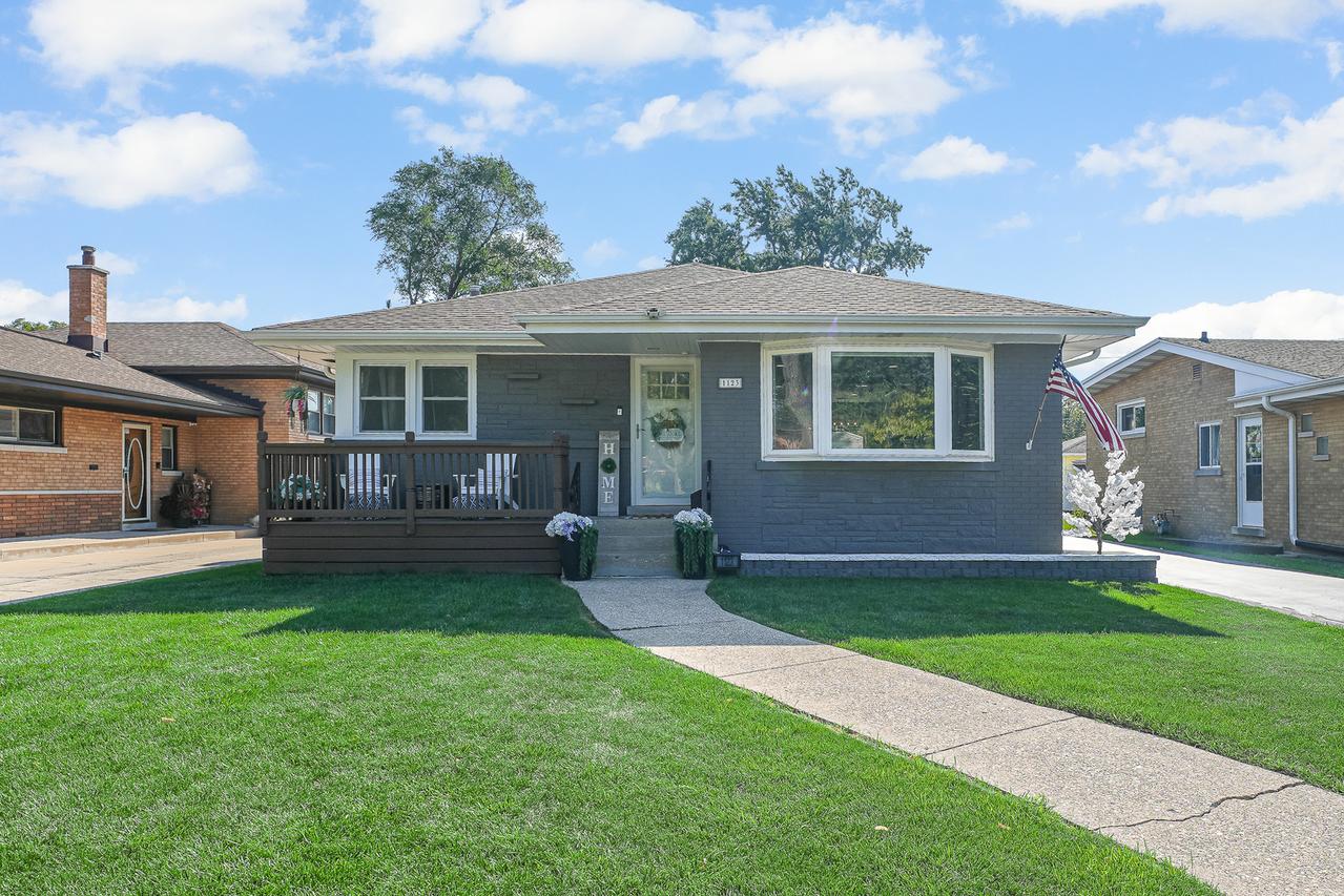 1123 Meadowcrest Rd., La Grange Park, IL 60526