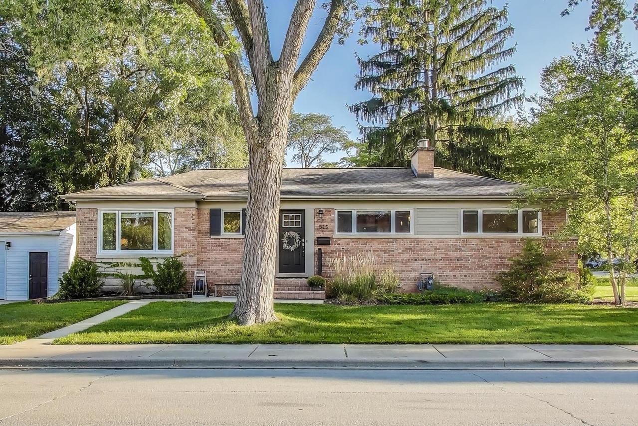 915 E Saint James St., Arlington Heights, IL 60004