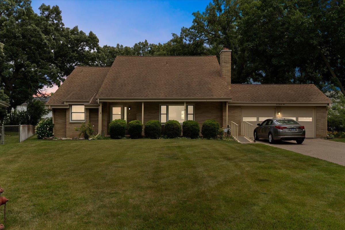 225 Ironwood Dr., Lindenhurst, IL 60046