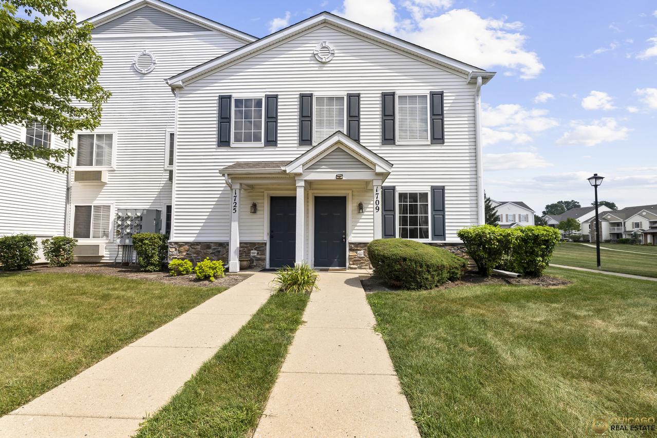 1709 Silverstone Dr., Carpentersville, IL 60110