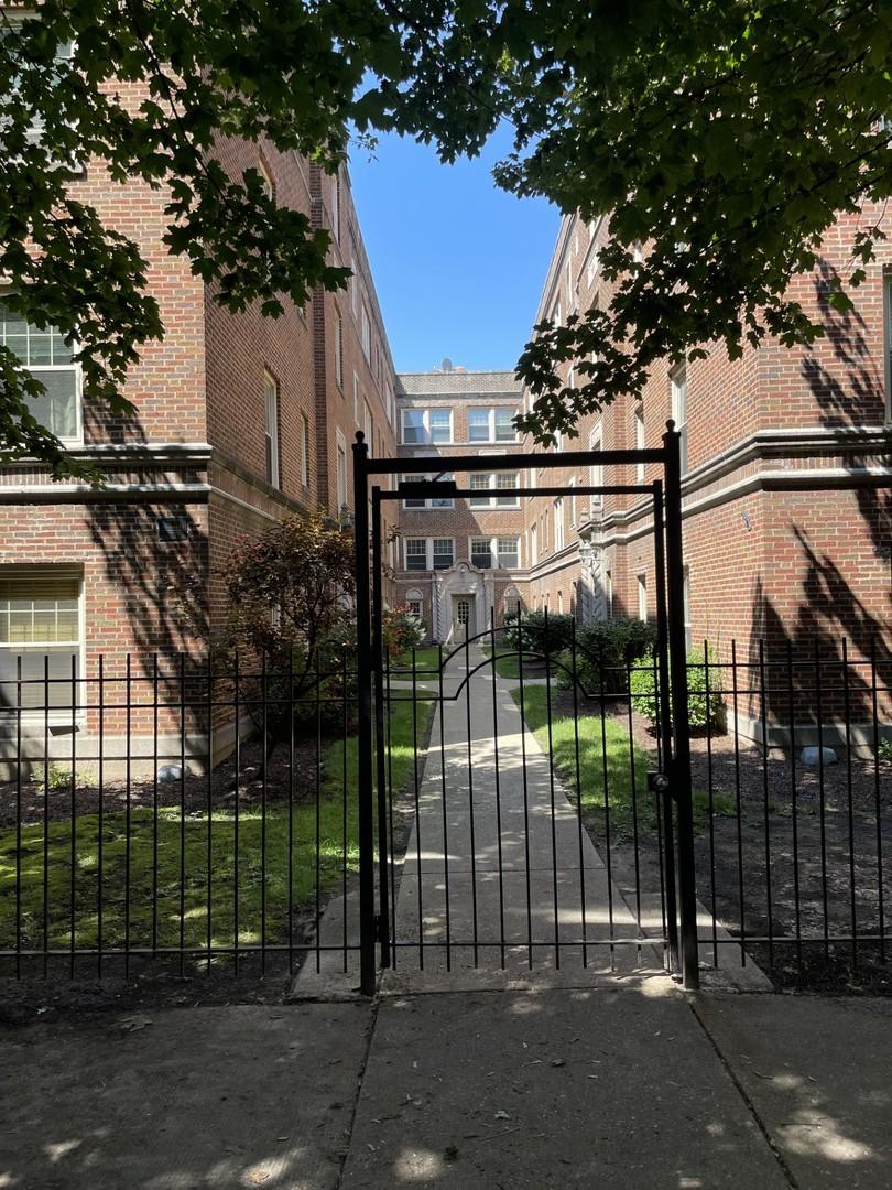 7318 N Honore St. #403, Chicago, IL 60626
