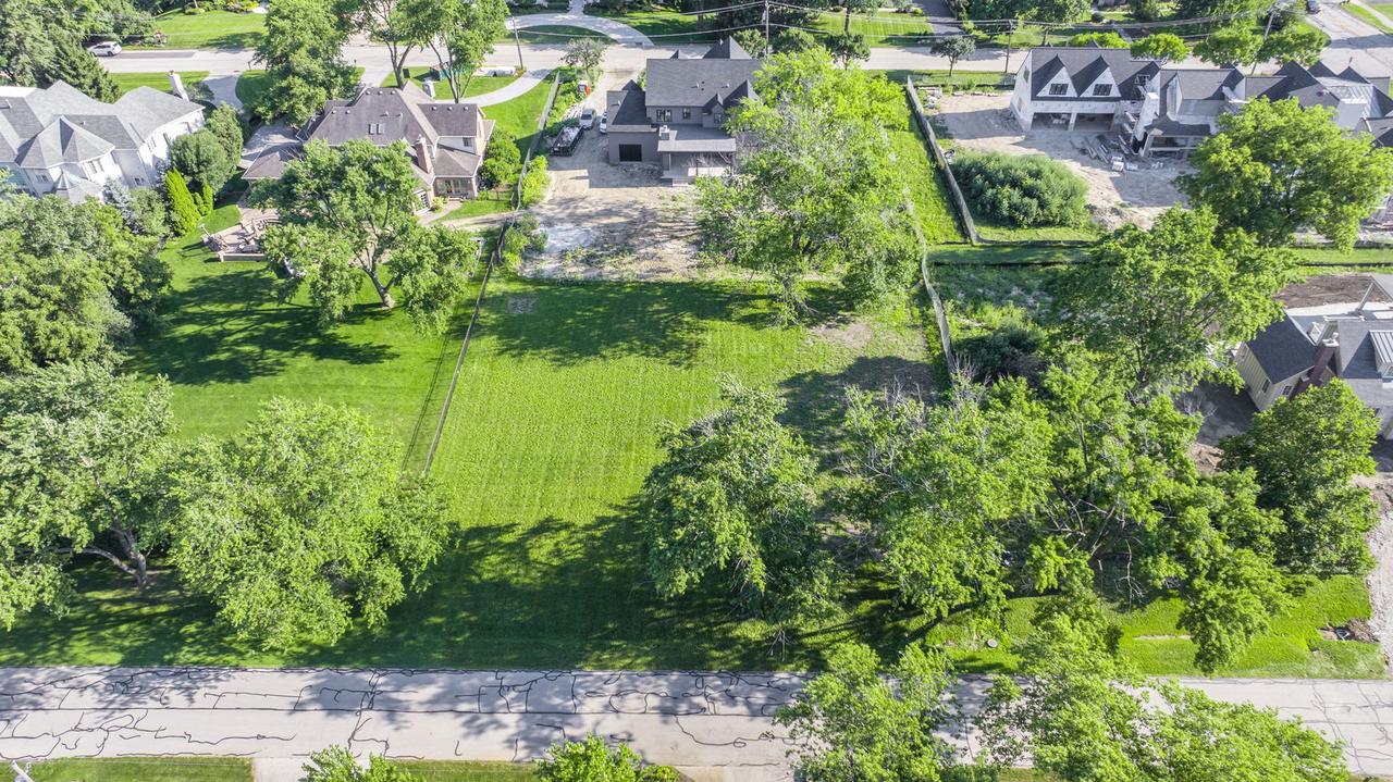 15W371 61st Pl., Burr Ridge, IL 60527
