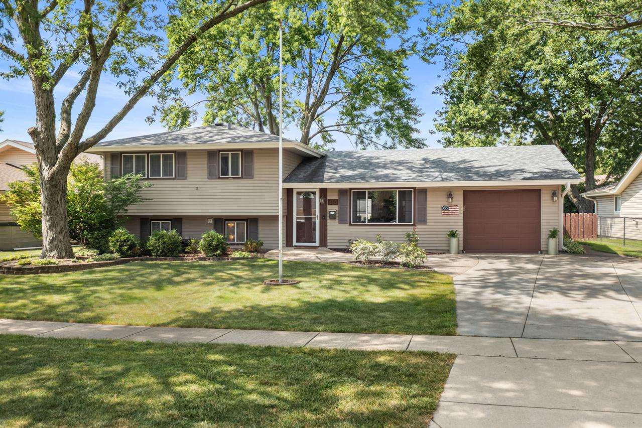 410 Andrew Ln., Schaumburg, IL 60193