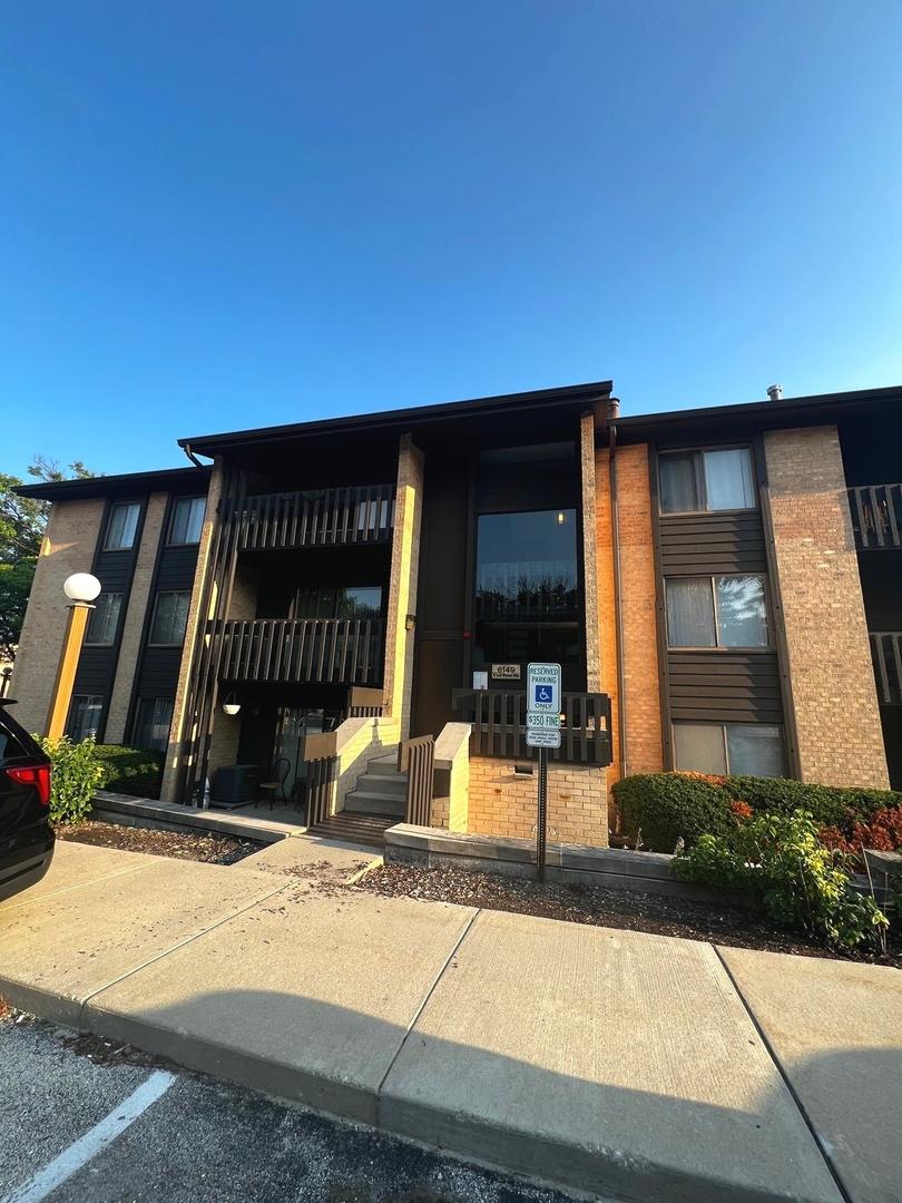 6149 Knoll Wood Ct. #104, Willowbrook, IL 60527