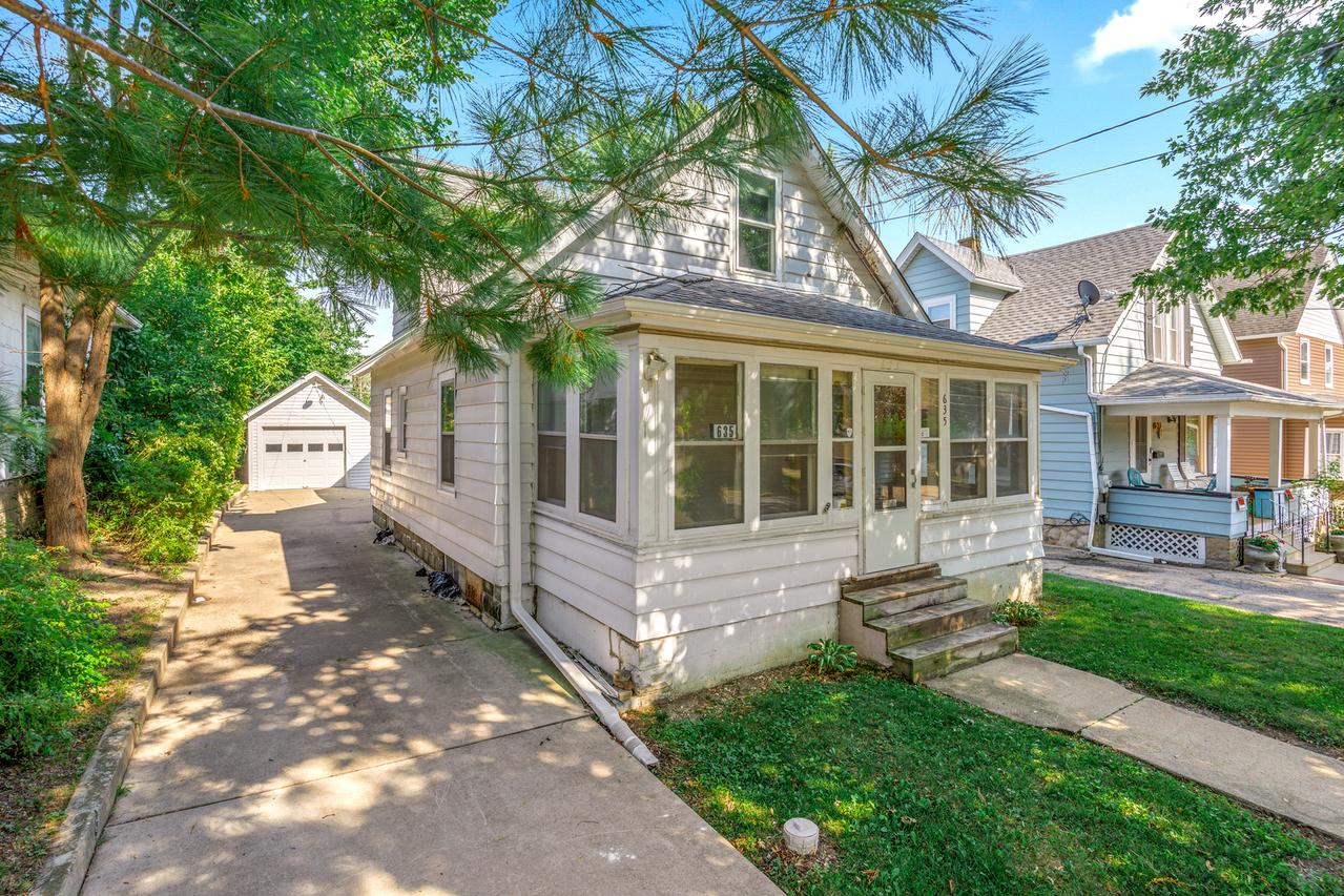 635 Adams St., Aurora, IL 60505