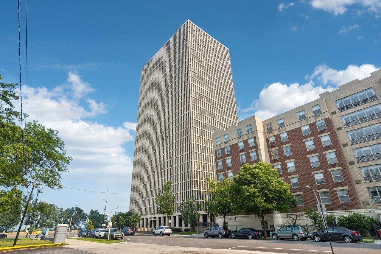 6700 S South Shore Dr. #2E, Chicago, IL 60649