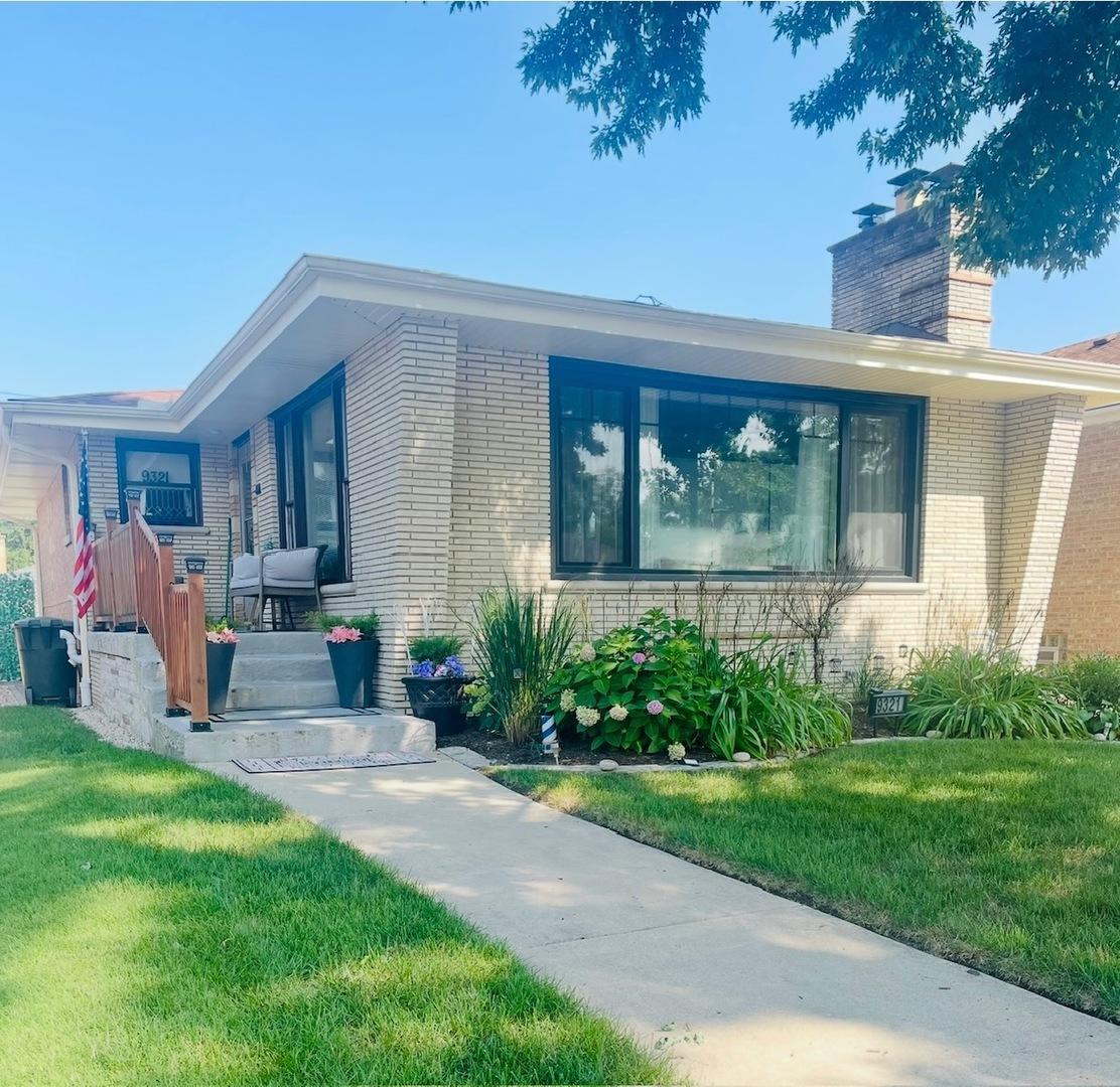 9321 S Avers Ave., Evergreen Park, IL 60805