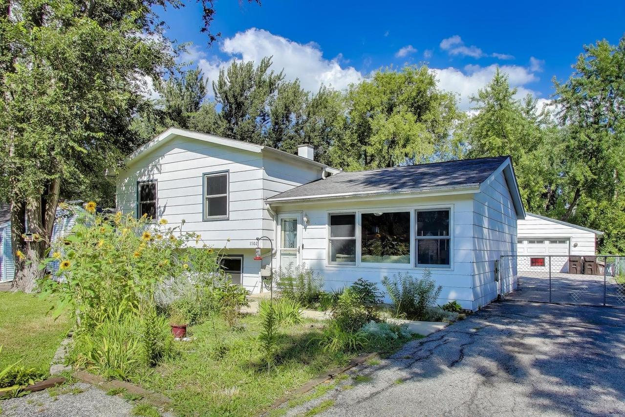 1702 Knoll Ave., Mchenry, IL 60050