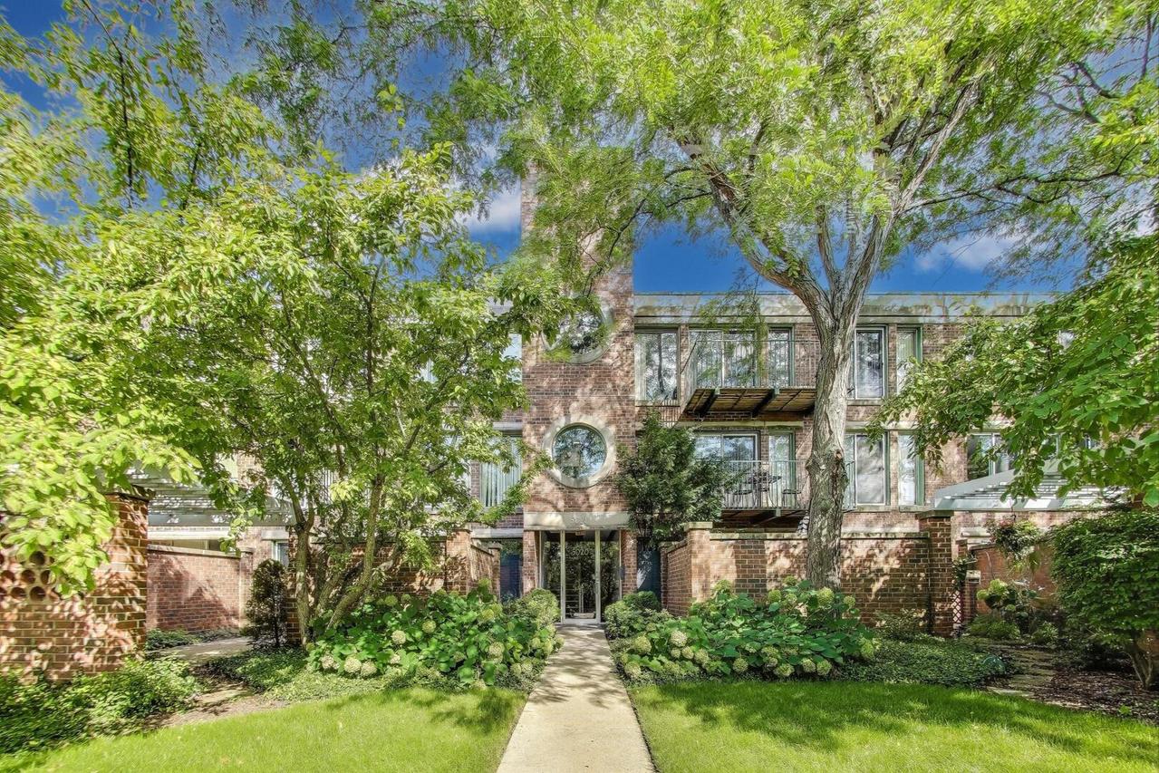 5020 Arbor Ln. #202, Northfield, IL 60093