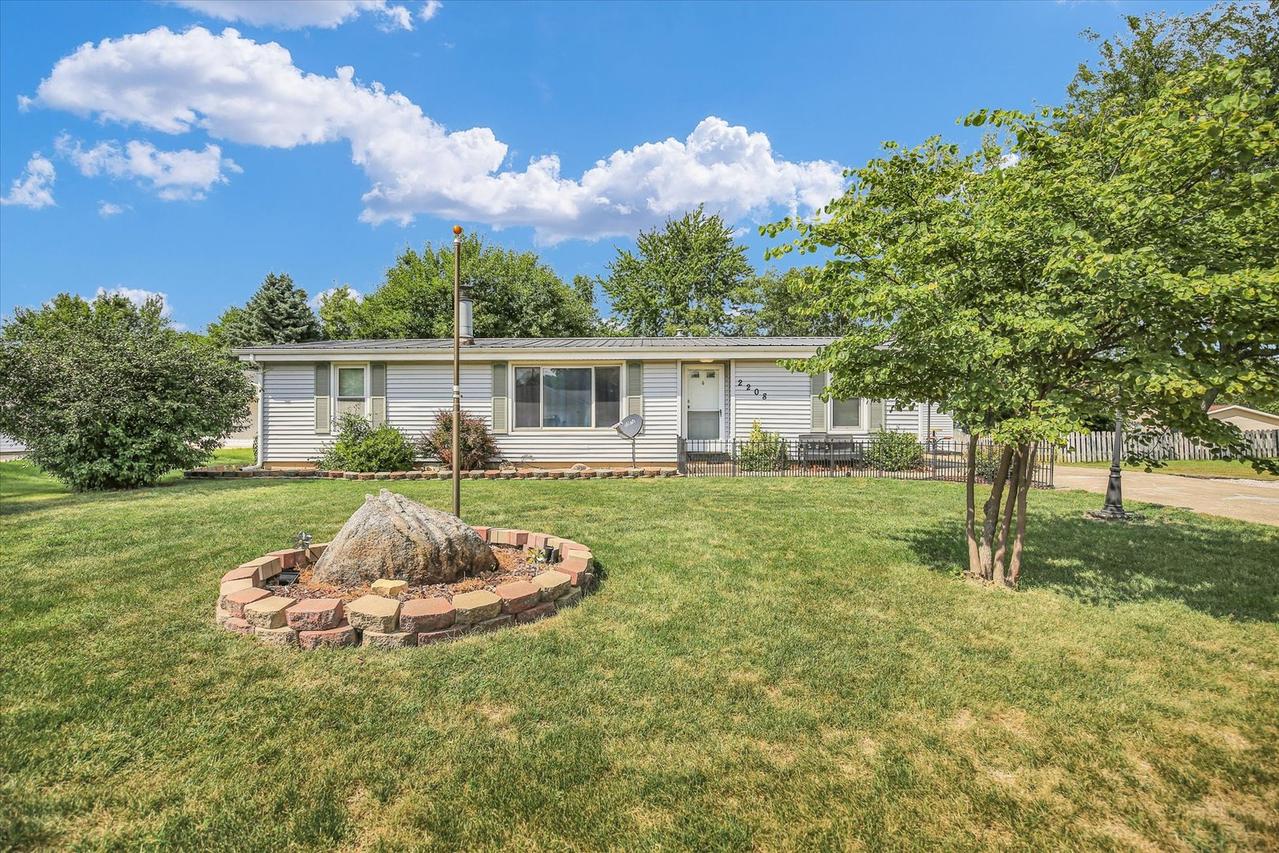 2208 Mallard Dr., Mahomet, IL 61853