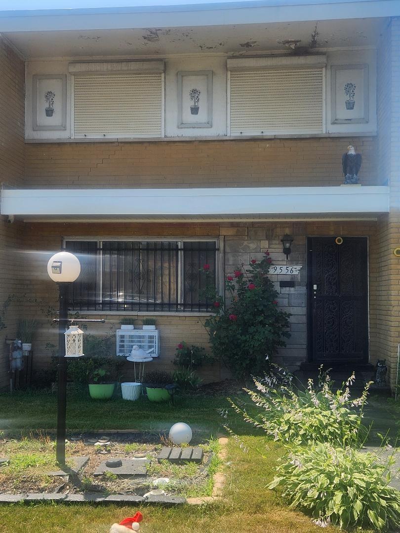 9556 S Colfax Ave., Chicago, IL 60617