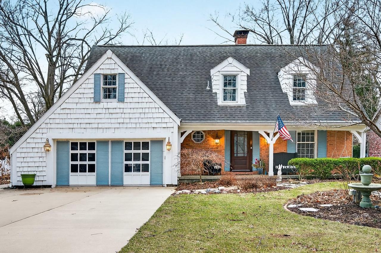 17 Sunset Rd., Bloomington, IL 61701