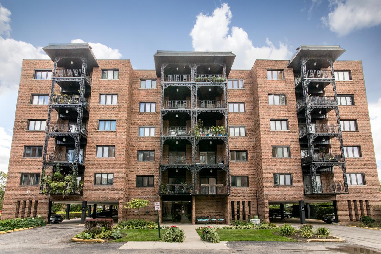 9395 Landings Ln. #302, Des Plaines, IL 60016