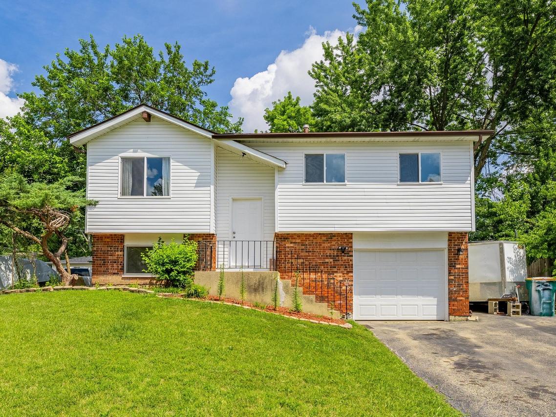 228 Riverside Dr., Bolingbrook, IL 60440