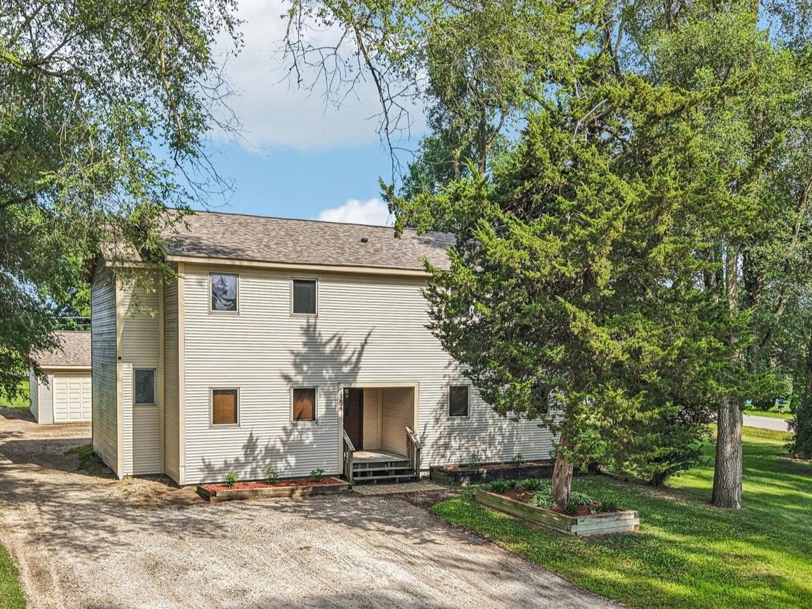 4204 East Dr., Wonder Lake, IL 60097