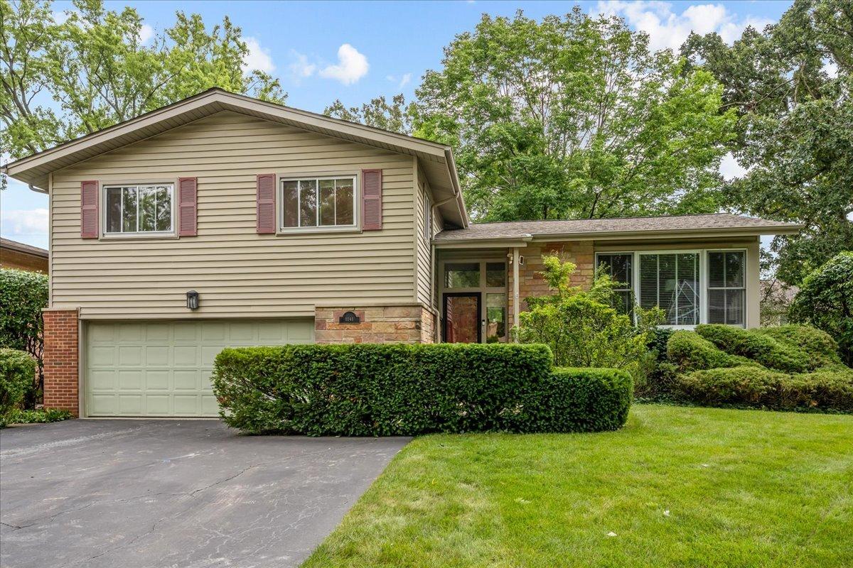 1141 Kenton Rd., Deerfield, IL 60015