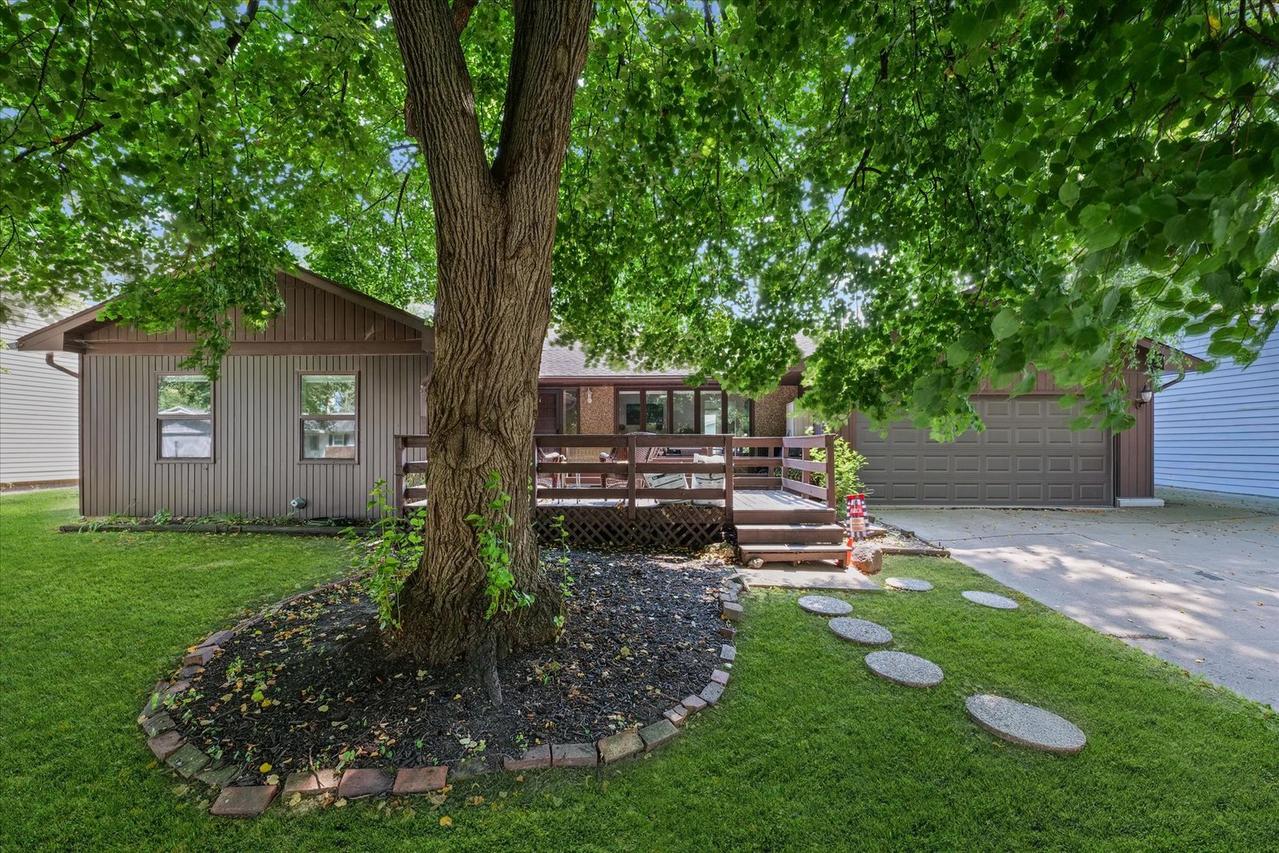 906 Hollycrest Dr., Champaign, IL 61821