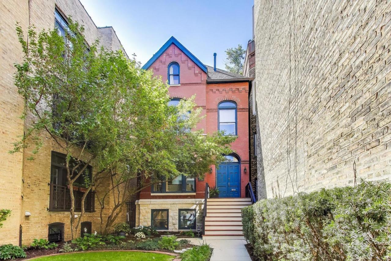 541 W Belmont Ave., Chicago, IL 60657