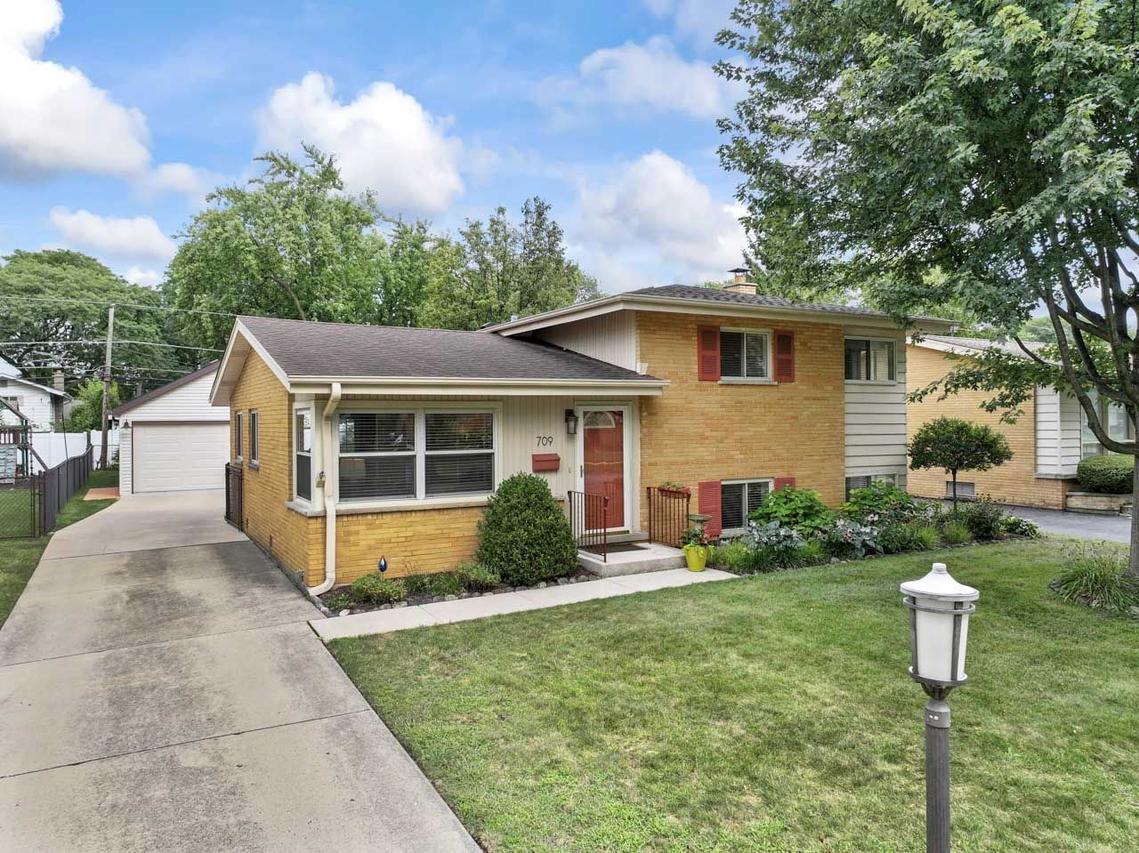 709 N Eastwood Ave., Mount Prospect, IL 60056