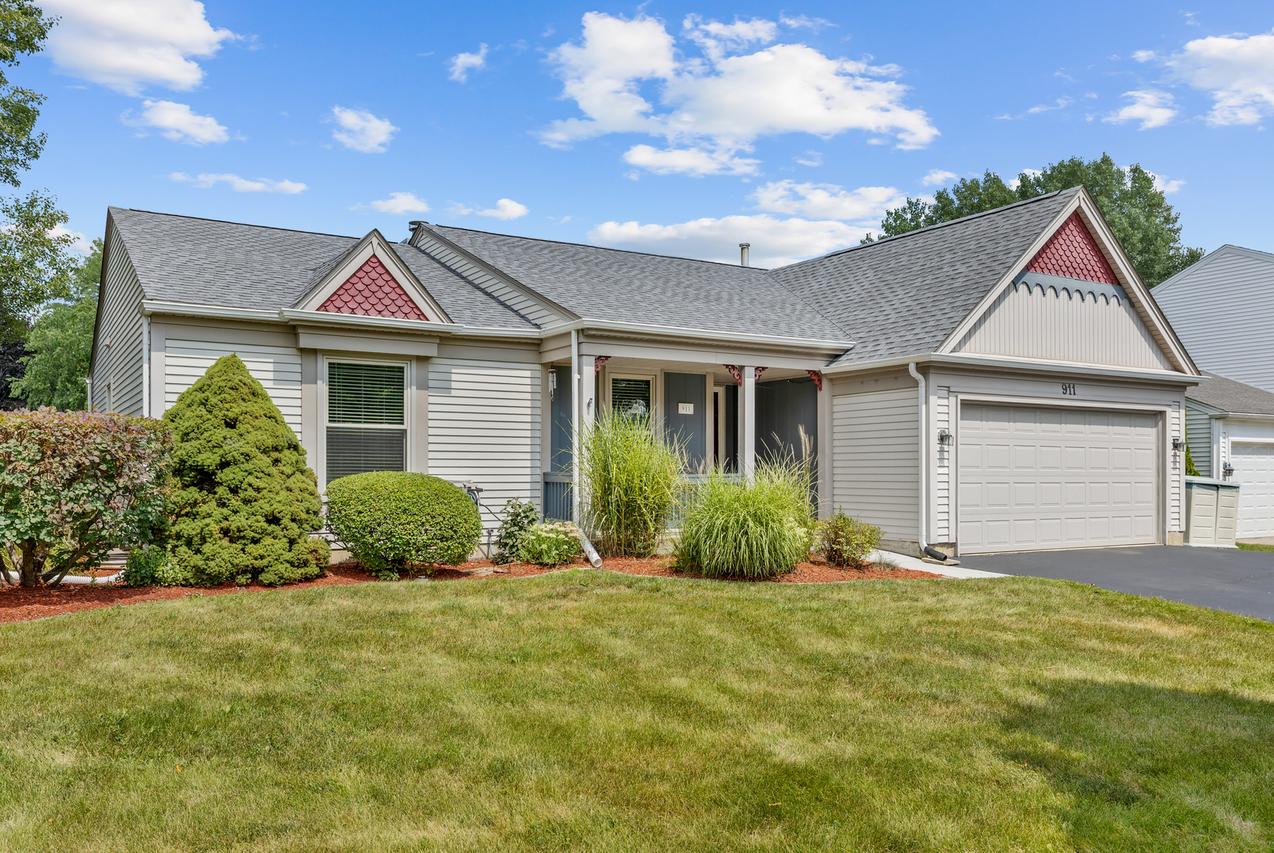 911 Royal Glen Ln., Carol Stream, IL 60188
