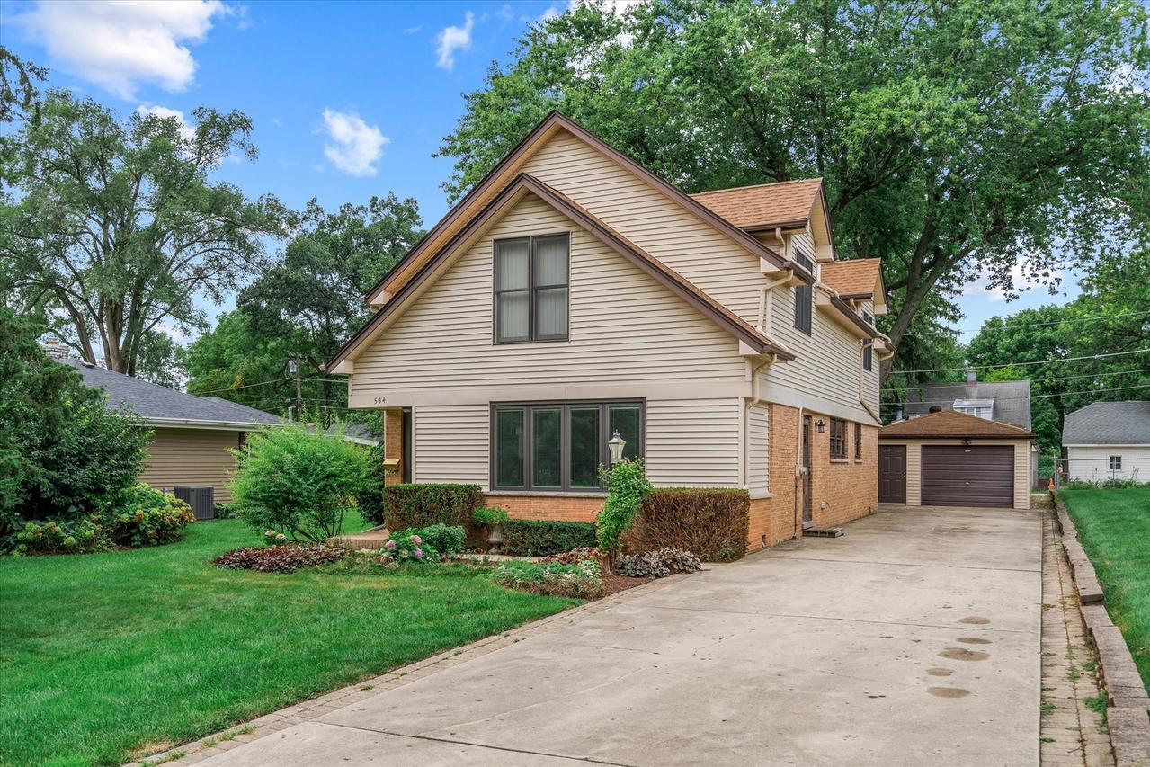 534 Ingalton Ave., West Chicago, IL 60185