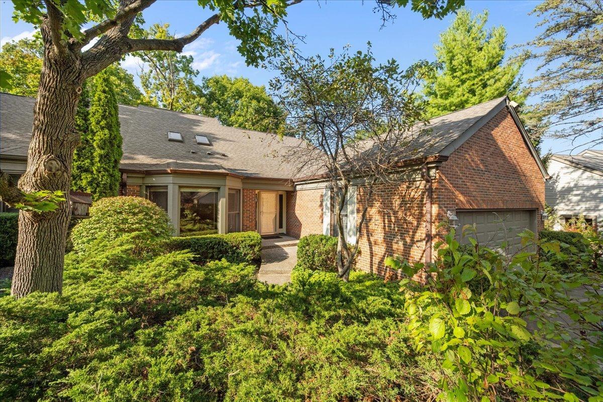 8 Warrington Dr., Lake Bluff, IL 60044