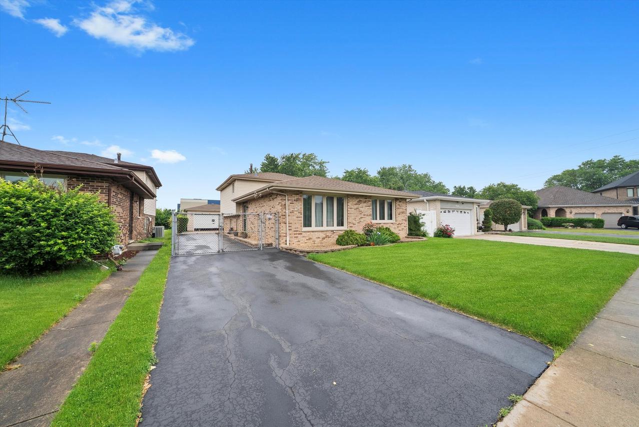 7542 Mason Ave., Burbank, IL 60459