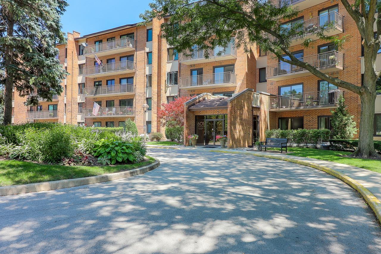 601 Lake Hinsdale Dr. #307, Willowbrook, IL 60527