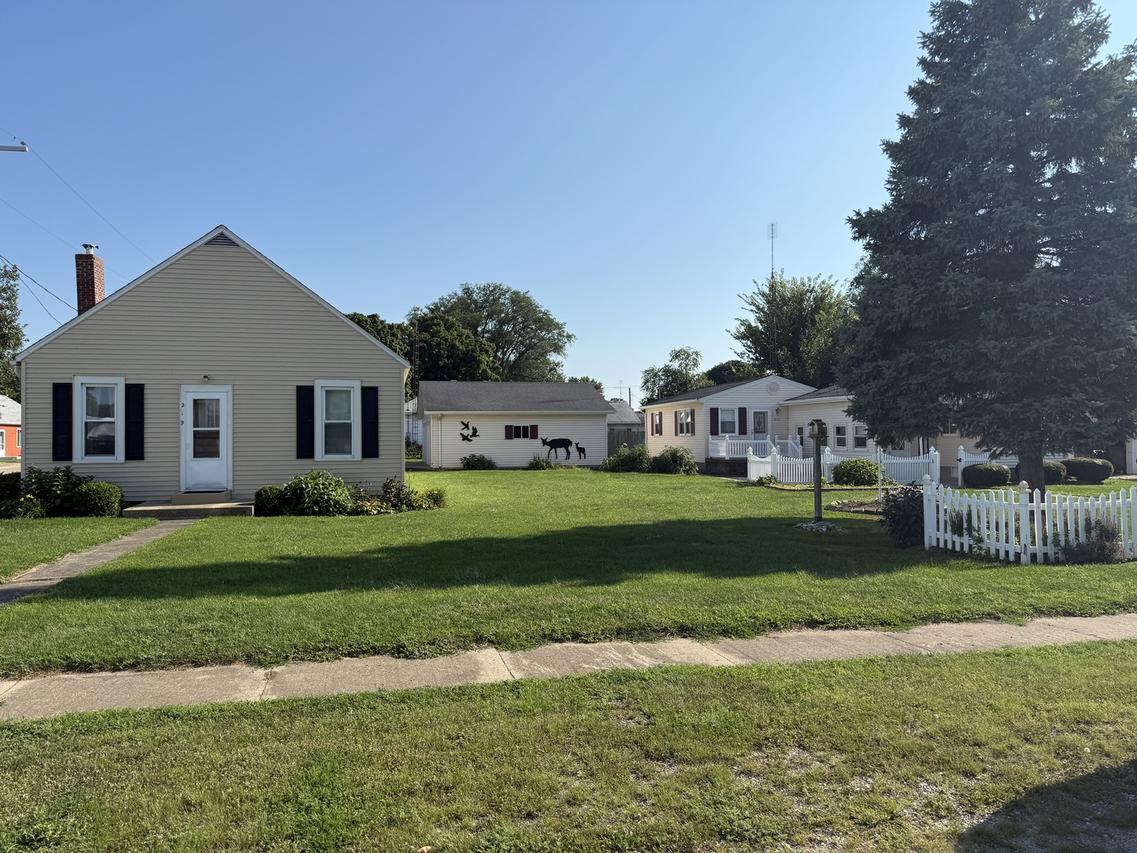 219 E 1st St., Cedar Point, IL 61316