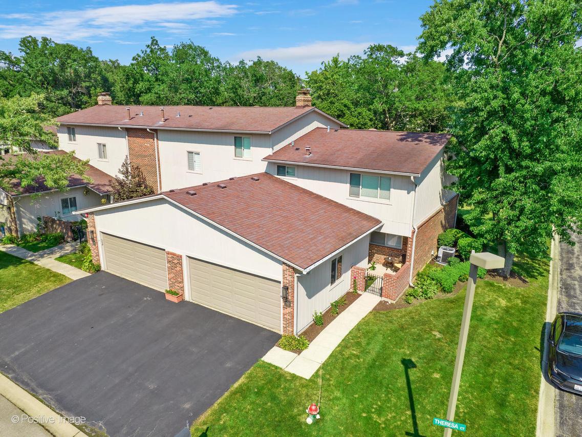 2S761 Theresa Ct. #761, Oak Brook, IL 60523