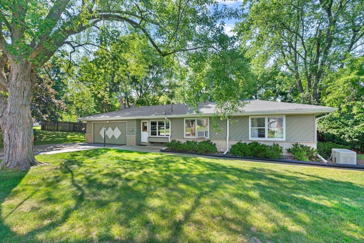 233 Arthur Dr., Woodstock, IL 60098