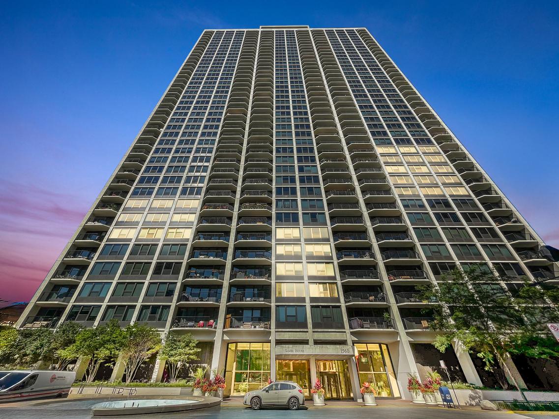 1560 N Sandburg Ter. #1412J, Chicago, IL 60610