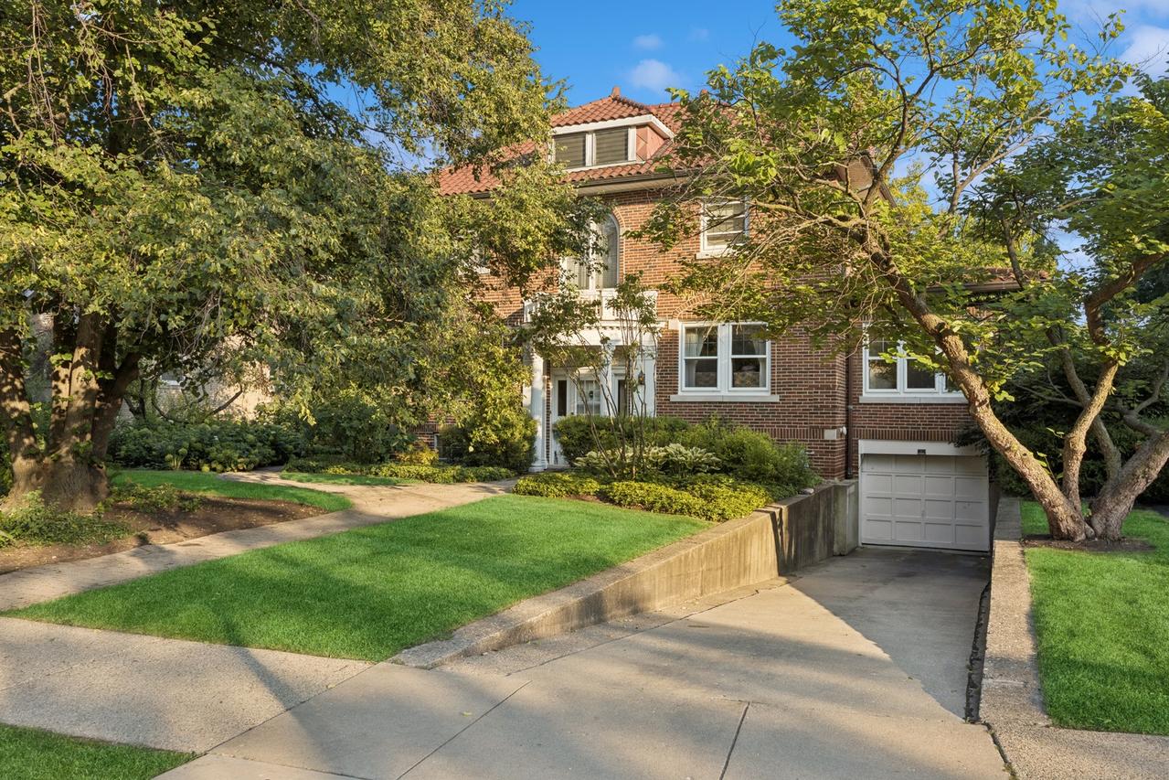 339 Eastgrove Rd., Riverside, IL 60546