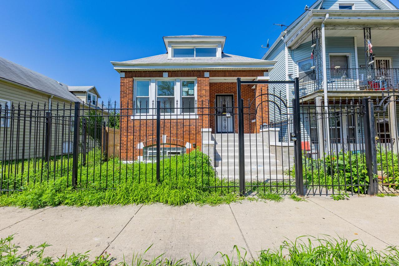 8528 S Escanaba Ave., Chicago, IL 60617