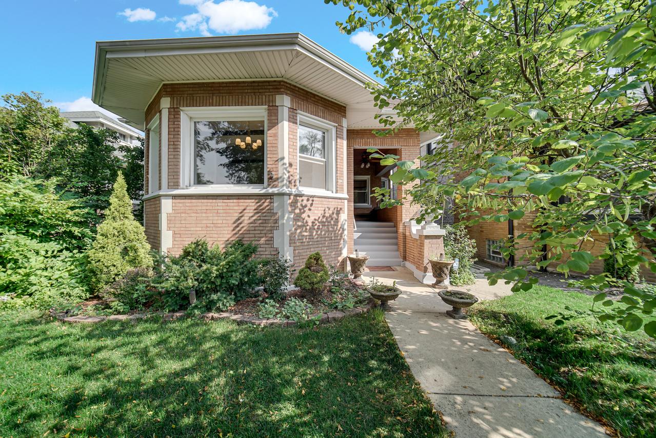 10 Le Moyne Pkwy., Oak Park, IL 60302