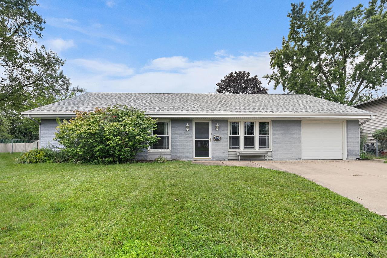 7784 Huntington Cir., Hanover Park, IL 60133